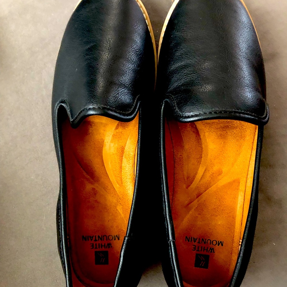 White Mountain shoes size 7.5 All man made materials. Very good condition.